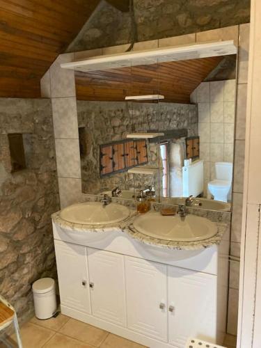 une salle de bain avec deux lavabos et un miroir dans l'établissement Maison de campagne, Au 40, Morvan, Bourgogne, à La Comelle