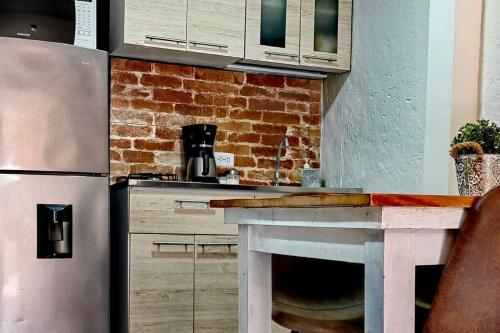 a kitchen with a stove and a refrigerator at Cómodo Apartamento a 20 metros del parque in Salento