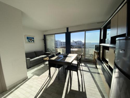 un salon avec une table et un canapé dans l'établissement Terrasses De La Mer - Appartement ideal pour des vacances à la mer MAE-4134, à La Grande Motte
