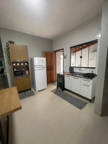 Virtuve vai virtuves zona naktsmītnē Casa inteira em Nova Mutum