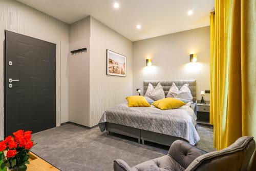 a bedroom with a bed with yellow pillows at modrakvillapark in Parłowo