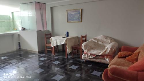 ein Wohnzimmer mit einem Tisch und einem Sofa in der Unterkunft Antawara in Puno