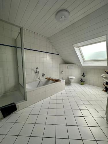 Ett badrum på Stilvoll eingerichtetes Ferienhaus in ruhiger Lage