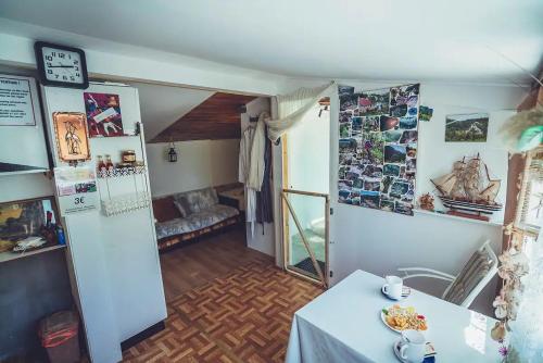 une chambre avec une table et une chambre avec un canapé dans l'établissement Robinson Haus Ivan, à Makarska