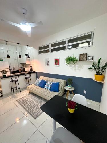 sala de estar con sofá y mesa en Apartamento no coração de BH!, en Belo Horizonte