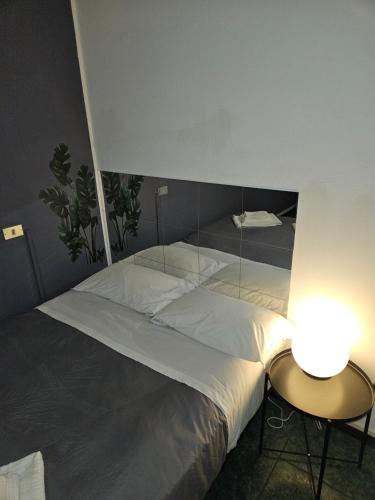 Llit o llits en una habitació de Citylife Fiera apartment