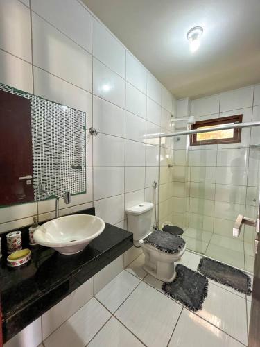 Baño blanco con lavabo y aseo en Casa em Bananeiras PB en Bananeiras