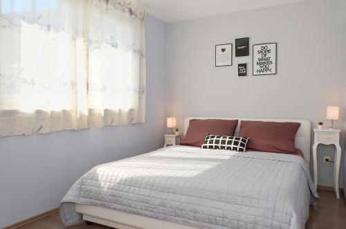 - une chambre avec un lit blanc et une fenêtre dans l'établissement Mar deLuxe Apartment no 3, à Trogir