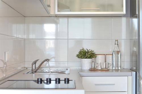 - une cuisine blanche avec évier dans l'établissement Mar deLuxe Apartment no 3, à Trogir