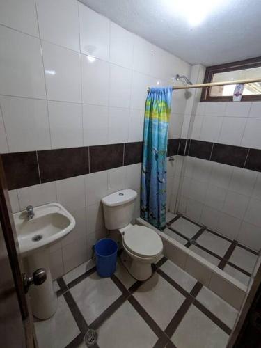 Vannituba majutusasutuses Baños de Agua Santa- habitación