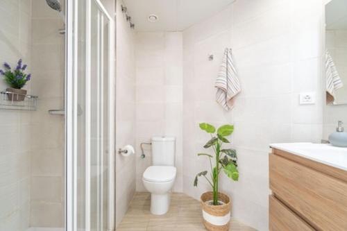 een badkamer met een toilet en een plant erin bij MARIVENT 2023 in Roses