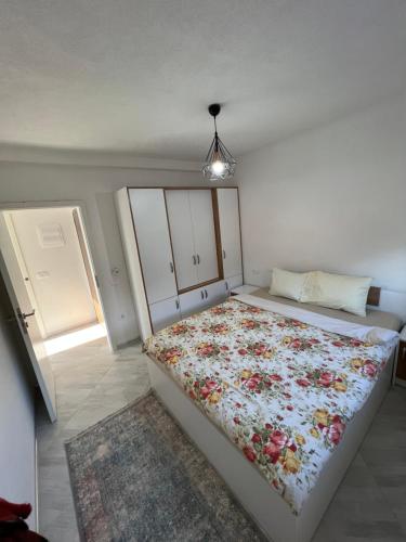 1 dormitorio con 1 cama con edredón de flores en Villa JETA, en Prevallë