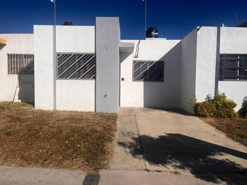 una casa blanca con una entrada delante de ella en Residencia en Ciudad Guzmán, en Ciudad Guzmán