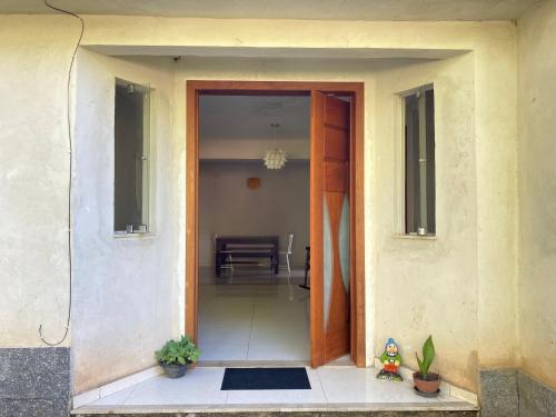 una puerta abierta de una casa con plantas delante en Casa de campo, en Valença