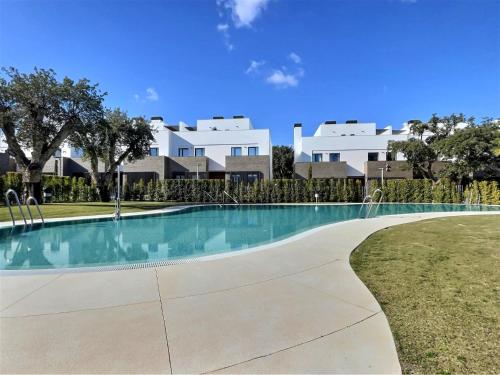Foto Close to the marina and beaches of Sotogrande, experience sophistication in this contemporary four-bedroom frontline golf townhouse in the San Roque Club 2