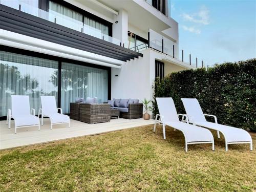 Foto Close to the marina and beaches of Sotogrande, experience sophistication in this contemporary four-bedroom frontline golf townhouse in the San Roque Club 5