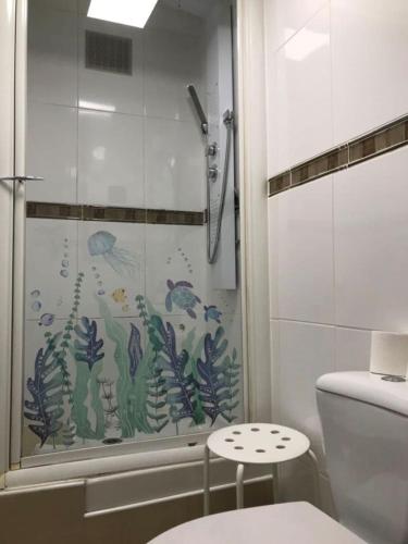 une salle de bain avec douche et toilettes dans l'établissement Summer Beach Studio, 4 persons, mobile AC, Old Town, à Nice