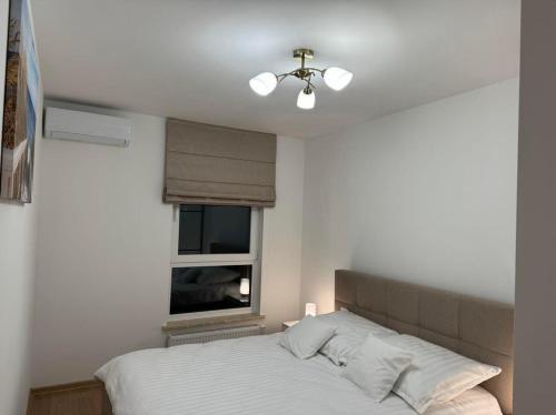 Un pat sau paturi într-o cameră la Apartament JANICKIEGO 159