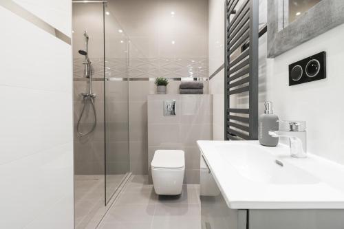 a bathroom with a shower and a toilet and a sink at modrakvillapark in Parłowo