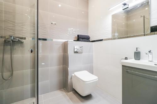 a bathroom with a shower and a toilet and a sink at modrakvillapark in Parłowo