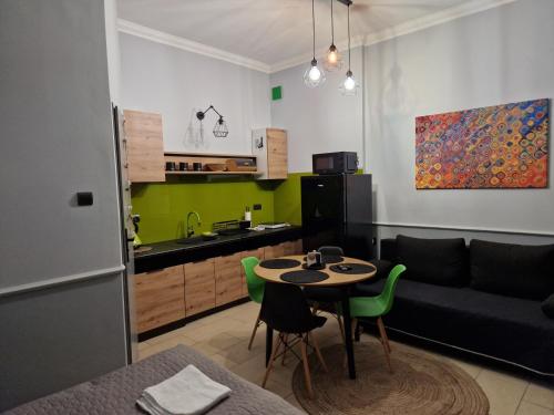 uma cozinha e uma mesa e cadeiras num quarto em Górnośląska 19 em Zawiercie