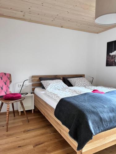 Un pat sau paturi într-o cameră la Tiroler Chalet mit toller Aussicht