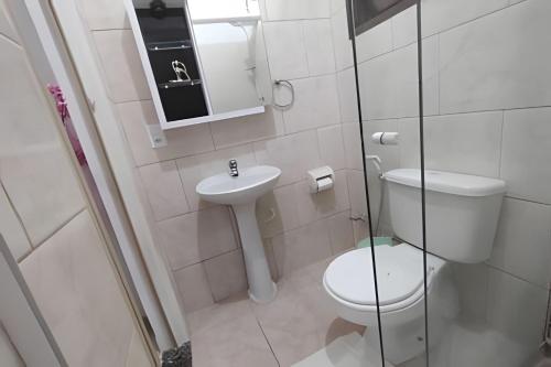 uma casa de banho branca com um WC e um lavatório em Solares Boa Estada em Búzios