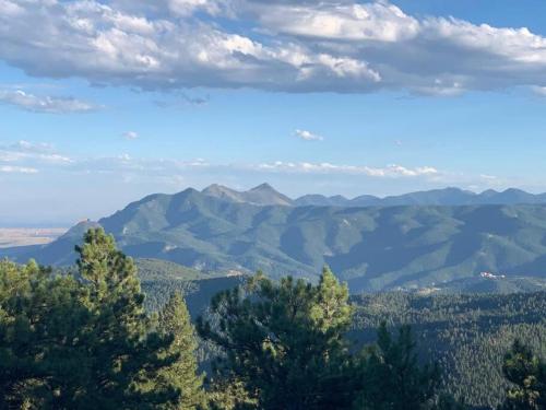 uitzicht op bomen en bergen in de verte bij Mtn House w/ Stunning Views, Sauna, HotTub, Trails in Boulder