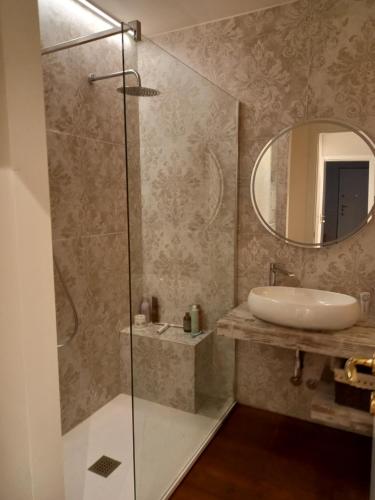 a bathroom with a sink and a mirror at Maison B - Locazione turistica in Brugherio