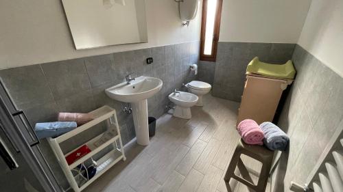 a bathroom with a sink and a toilet at Flowers & Angels Home in Santa Maria degli Angeli
