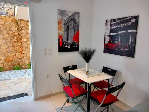 una sala da pranzo con tavolo, sedie e finestra di 4T apartments ad Argostoli