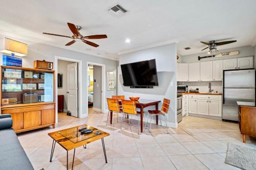 พื้นที่นั่งเล่นของ Wilton Manors 2BR Charm! Walk to the Drive