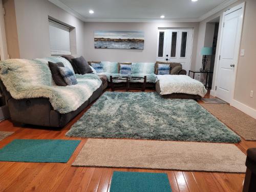 ein Wohnzimmer mit einem Sofa und einem Teppich in der Unterkunft Great large home,8 min from Downtown in Pensacola