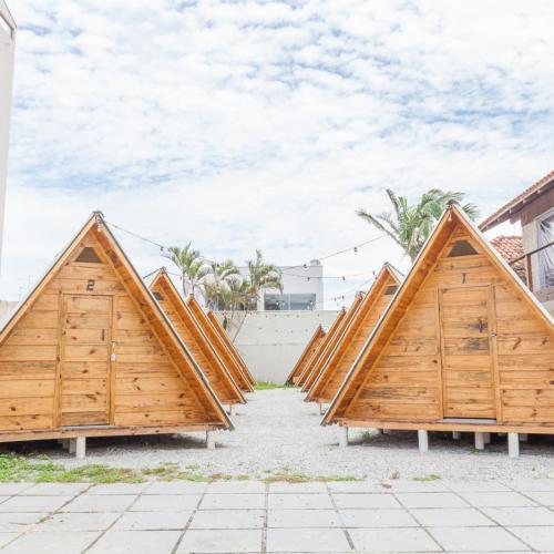 uma fila de pranchas de surf alinhadas em fila em Hostel Costa Terral em Matinhos