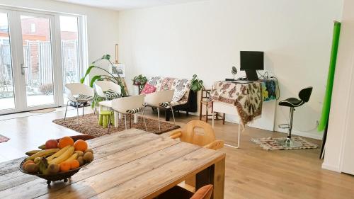 uma sala de estar com uma mesa com fruta em Long-stay family house Meerstad em Groningen