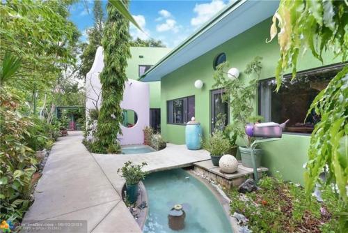een huis met een klein zwembad in de tuin bij Unique Art & Nature Hideaway Walk to Wilton Drive in Fort Lauderdale