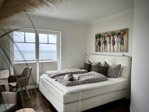 une chambre avec un lit et une grande fenêtre dans l'établissement Ferienhaus-Sliminde-by-Seeblick-Ferien-direkte-Wasserlage-E-Ladesaeule-Sauna, à Olpenitz