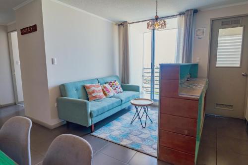 拉塞雷納的住宿－Carihome，客厅配有蓝色的沙发和桌子