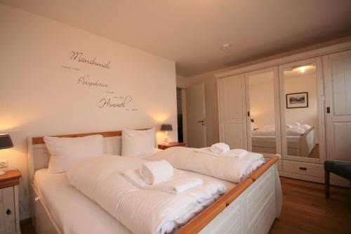 シュヴァンガウにあるAllgäustüble am Seeのベッドルーム1室(ベッド1台、タオル2枚付)