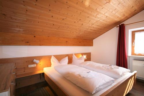シュヴァンガウにあるFerienwohnung Forggensee-Blickの木製天井のドミトリールームのベッド2台分です。