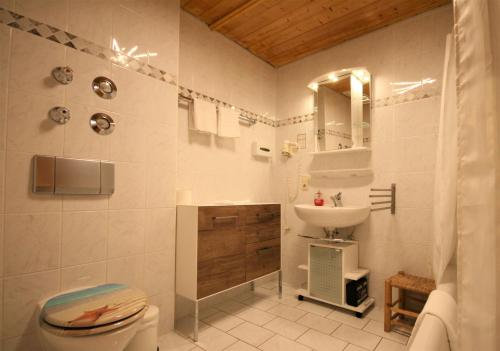 シュヴァンガウにあるFerienwohnung Forggensee-Blickのバスルーム(トイレ、洗面台付)