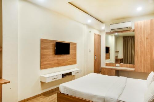 Un pat sau paturi într-o cameră la Capital O 82561 Hotel Om Palace