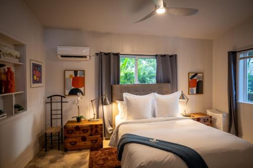 una camera da letto con un letto e una finestra di Walk to Wilton Drive - Spacious & Quiet Villa #2 HOT TUB! a Fort Lauderdale