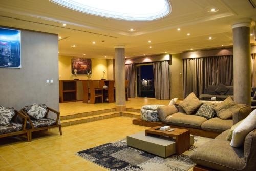 uma grande sala de estar com sofás e uma mesa em ارجان قرطبة للشقق المخدومة em Al Khobar