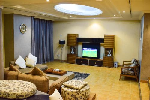 TV a/nebo společenská místnost v ubytování Arjan Qurtuba Served Apartments