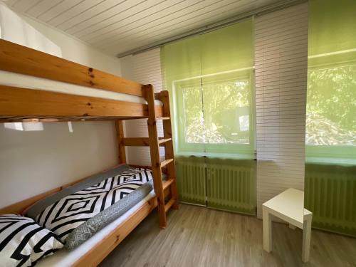 1 dormitorio con litera y ventana en geräumige Ferienwohnung „Zum alten Forstamt“, en Clausthal-Zellerfeld