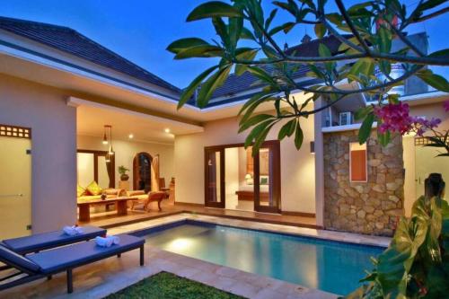 een villa met een zwembad en een huis bij Ubud City 2BR Private Pool Villa in Ubud in Ubud