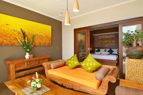 een slaapkamer met een bed en een tafel en een bed bij Ubud City 2BR Private Pool Villa in Ubud in Ubud