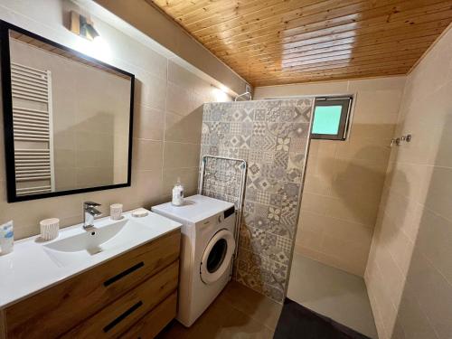a bathroom with a washing machine and a sink at Gîte Le Saulcy, 3 pièces, 4 personnes - FR-1-589-413 in Le Saulcy