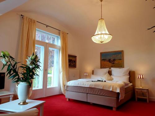 een slaapkamer met een bed en een groot raam bij fewo1846 - Suite Royal Museumsberg in Flensburg